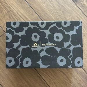 Women’s 8.5 Adidas Marimekko Supernova
